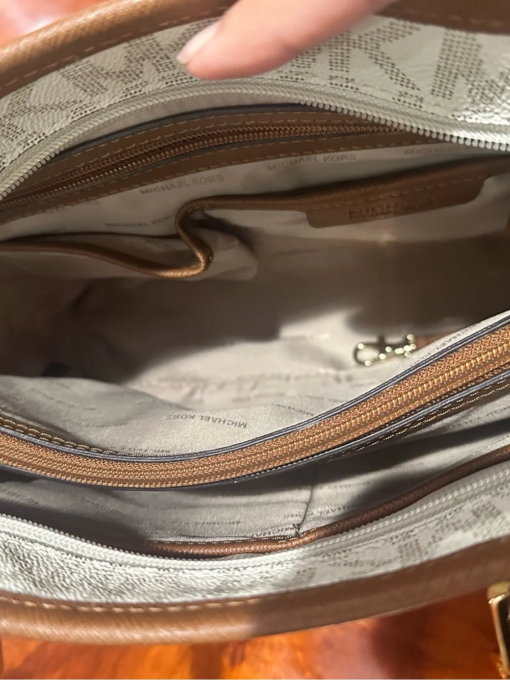 ✨ Michael Kors Jet Set Medium Signature Tote - Vanilla - Picture 4 of 7